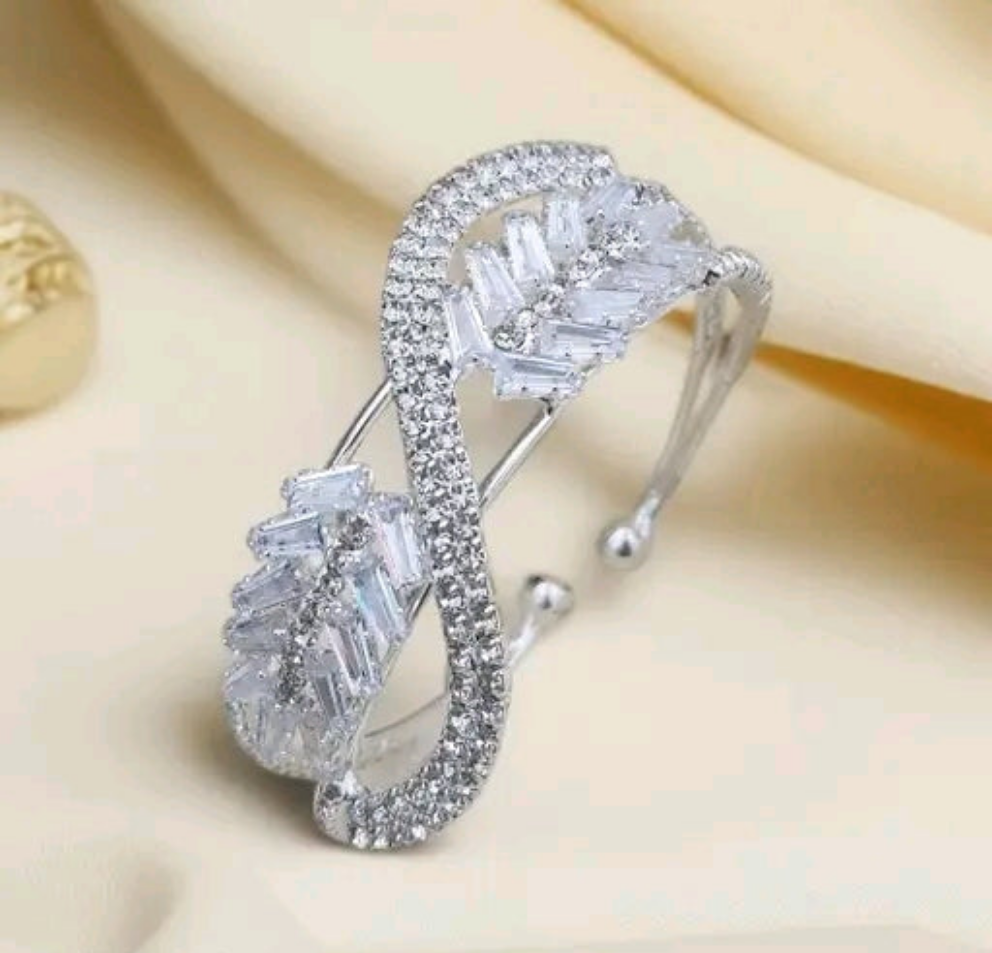 Kuretics Luxe - Sparkling Infinity Bracelet
