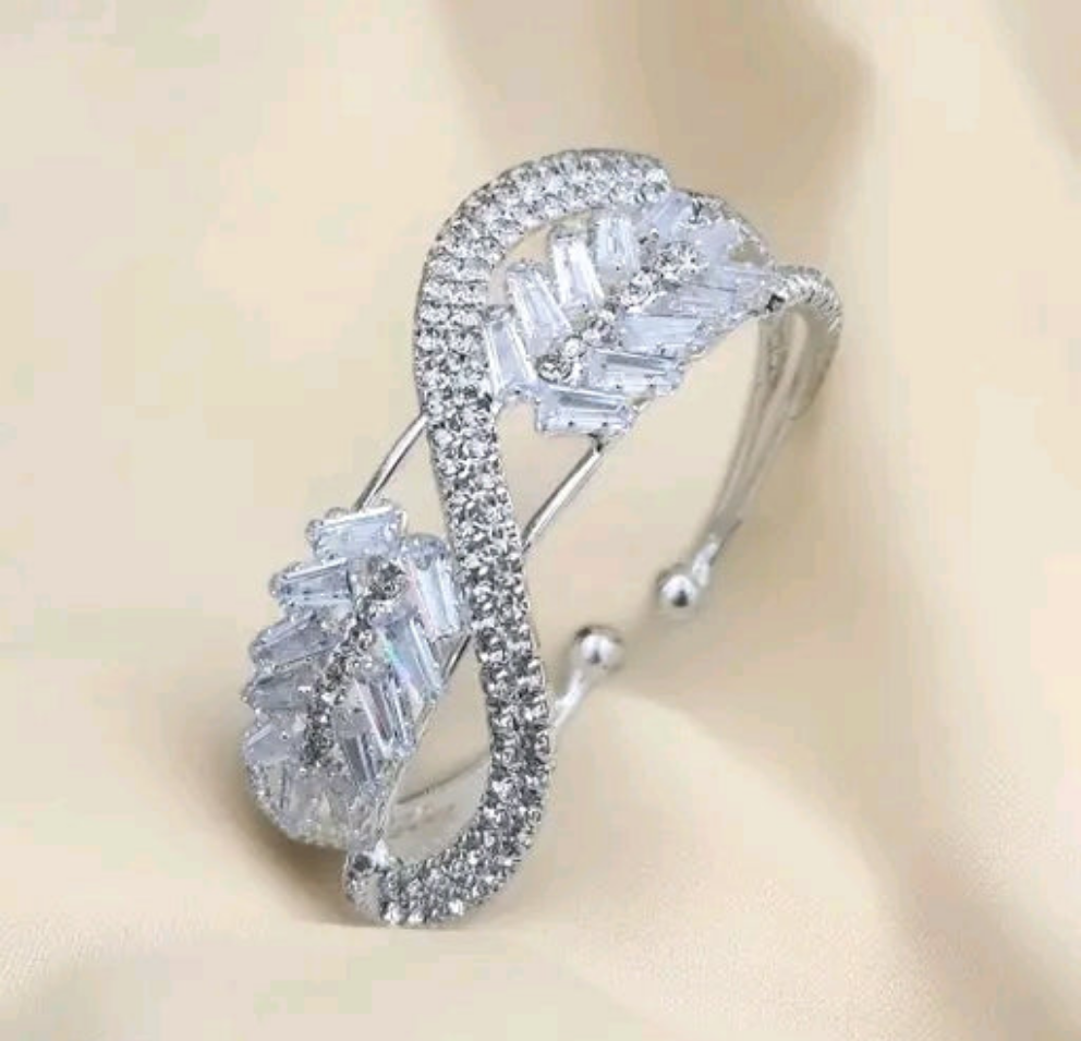 Kuretics Luxe - Sparkling Infinity Bracelet