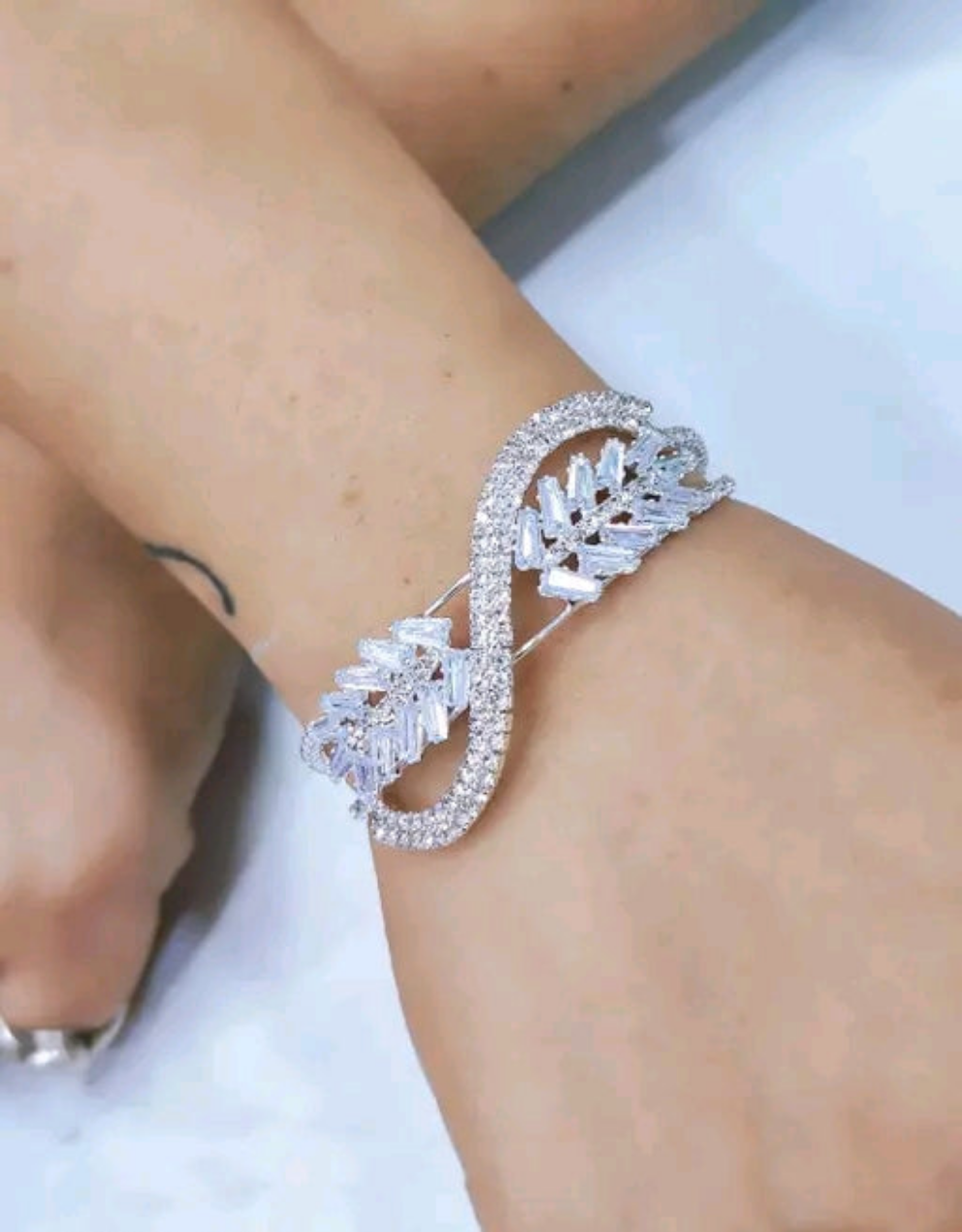Kuretics Luxe - Sparkling Infinity Bracelet