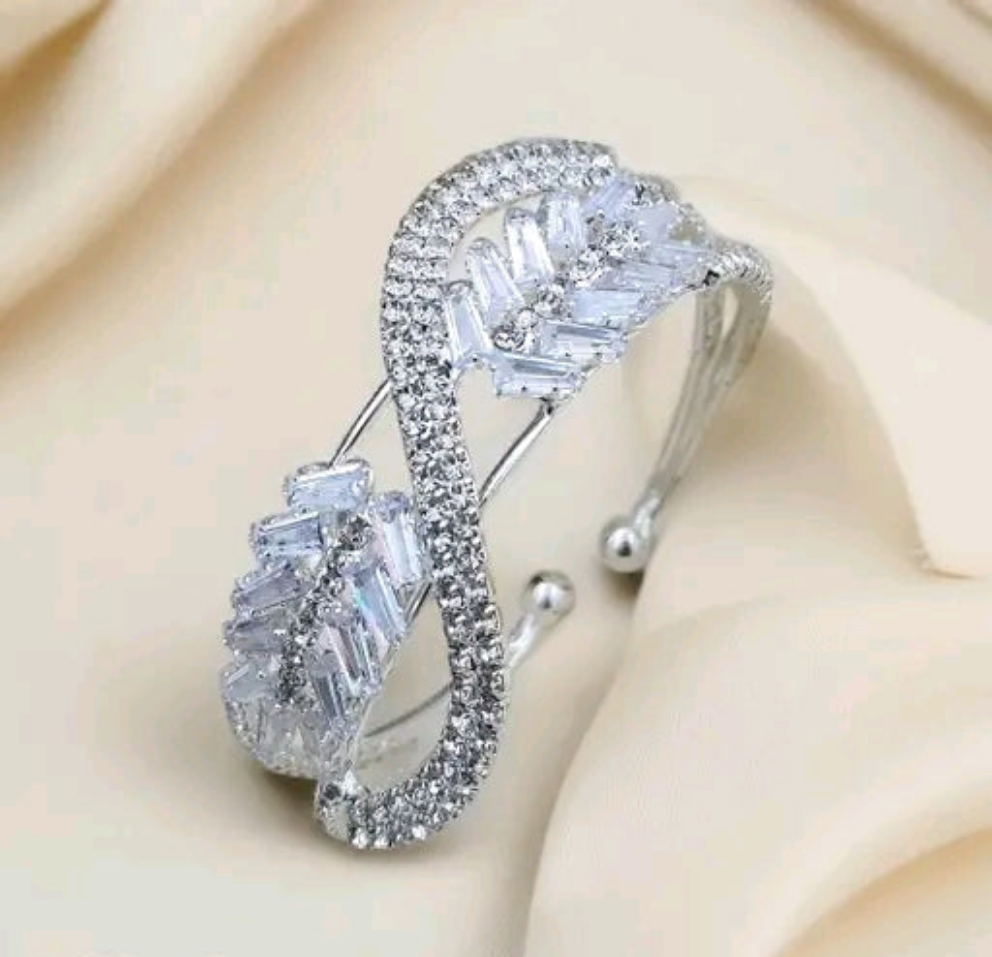 Kuretics Luxe - Sparkling Infinity Bracelet
