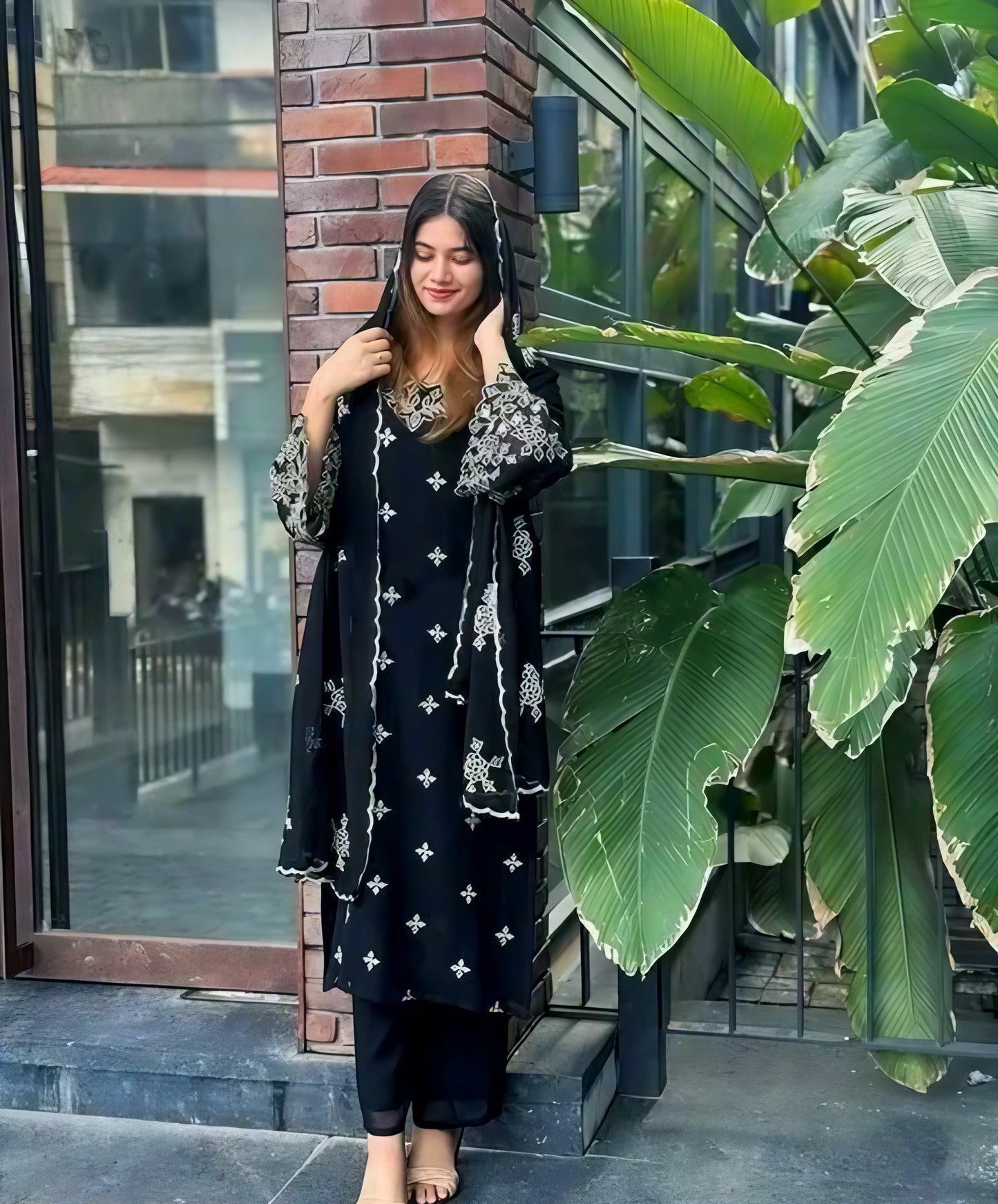 Zareen-e-Shaam Organza Black Embroidered Salwar Kameez Set